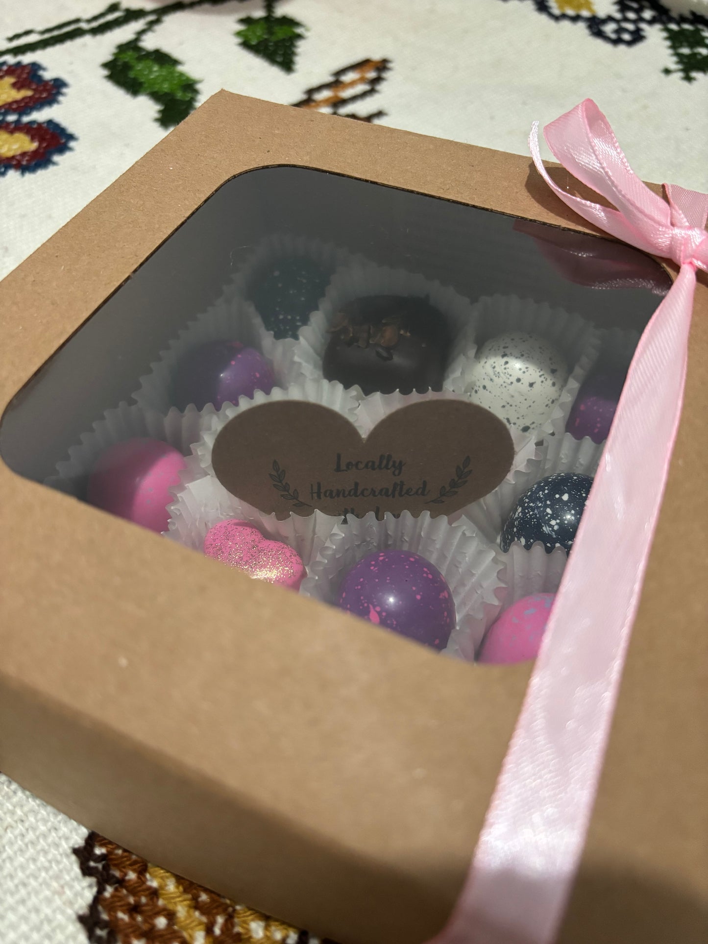 Caja de 12 piezas con bombones & trufas de chocolate artesanal