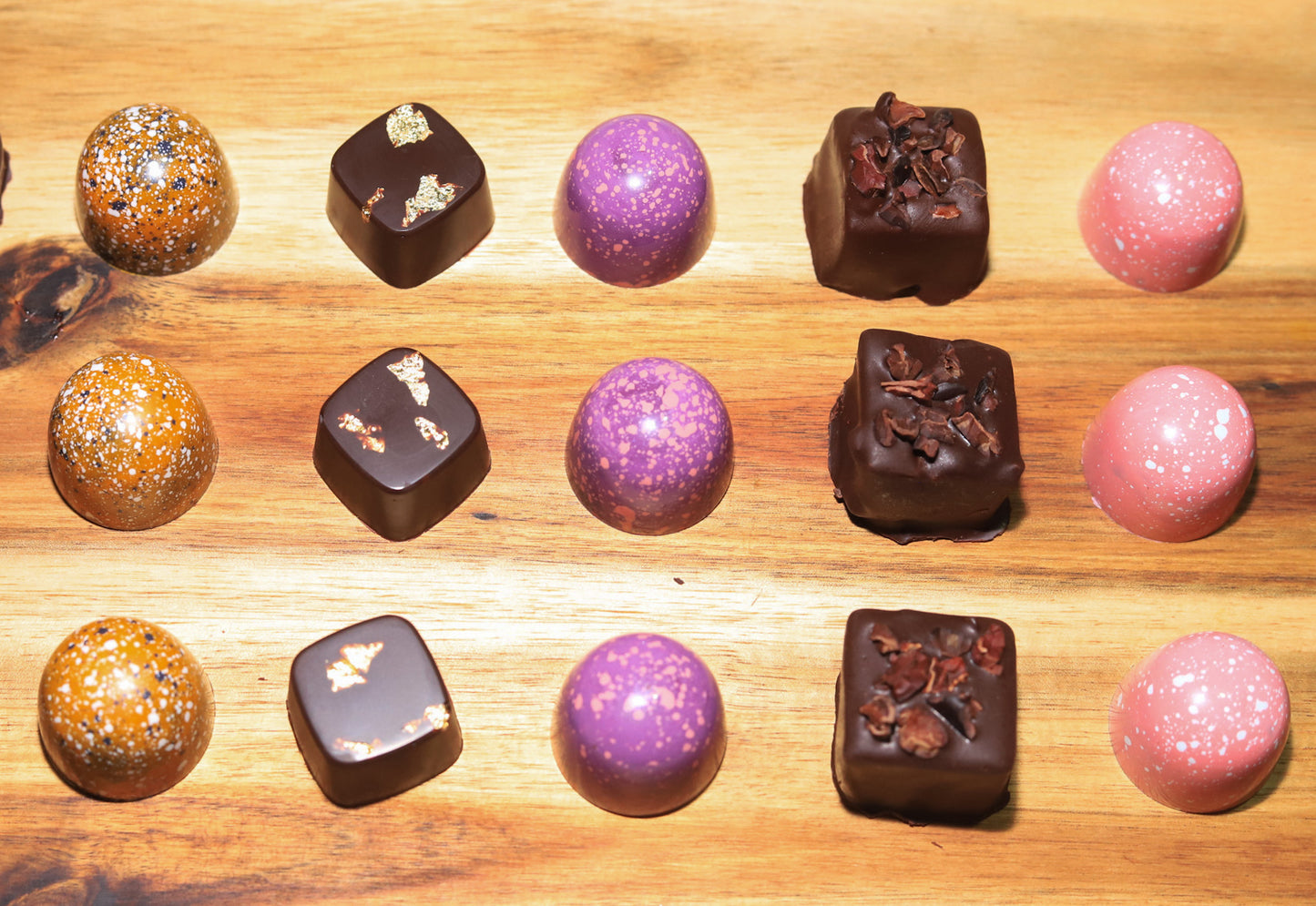 Caja de 12 piezas con bombones & trufas de chocolate artesanal