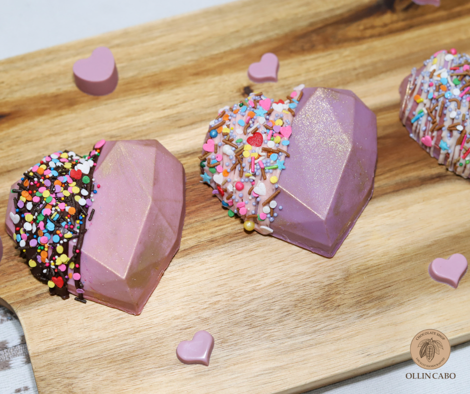 Corazón de chocolate blanco vegano relleno con ganache de almendra