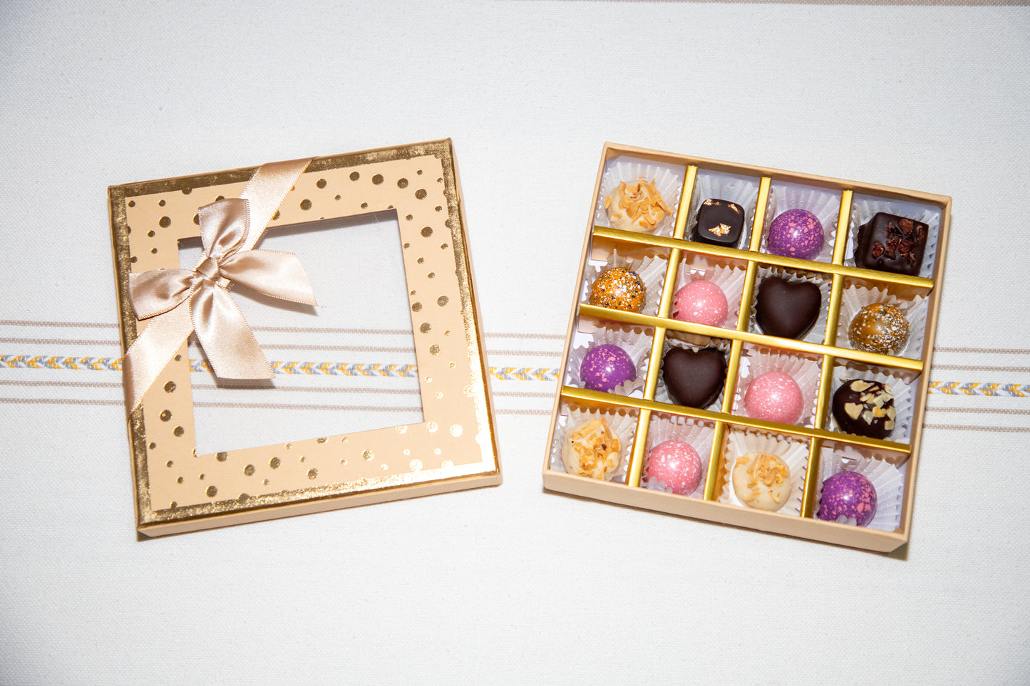 Caja de 16 piezas con bombones & trufas de chocolate artesanal