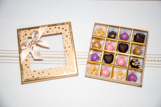Caja Deluxe de 16 piezas con bombones, dátiles & trufas de chocolate artesanal