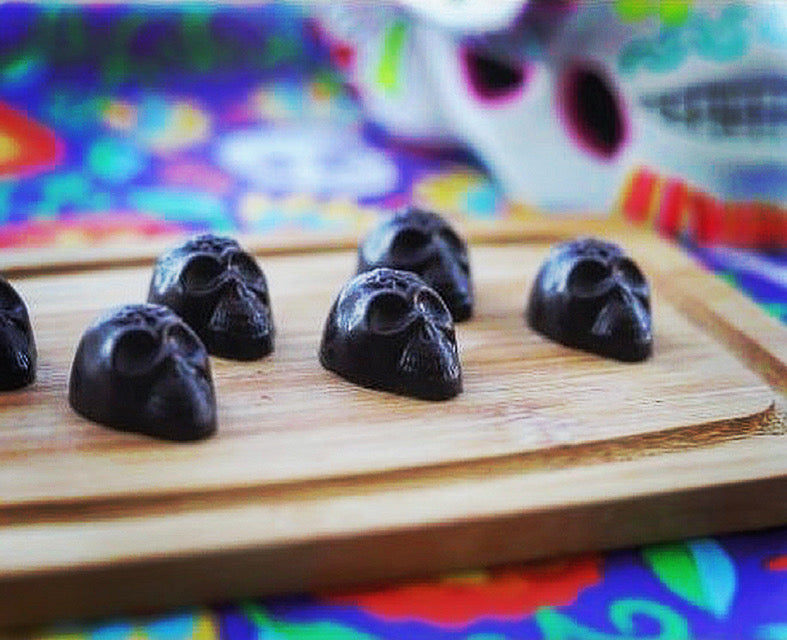 Calaveritas de chocolate con leche de coco
