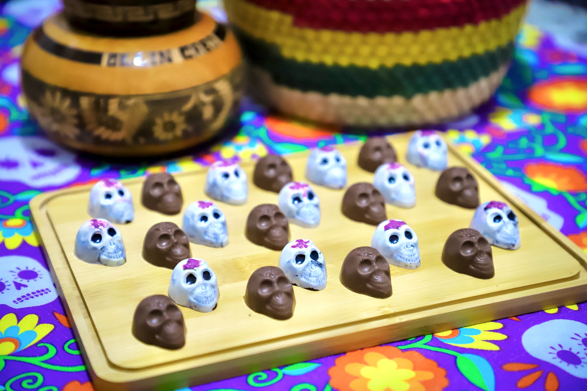 Calaveritas de chocolate con leche de coco