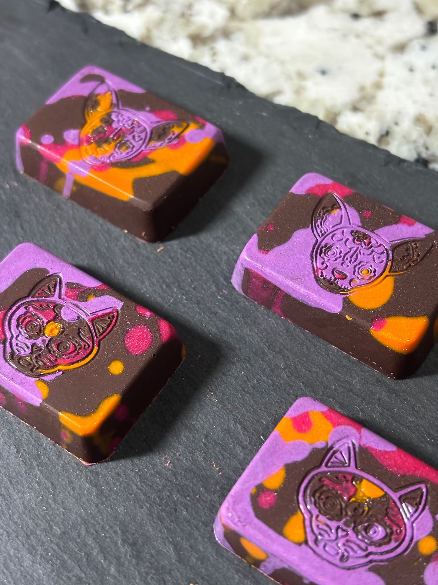 Calaveritas de chocolate con leche de coco